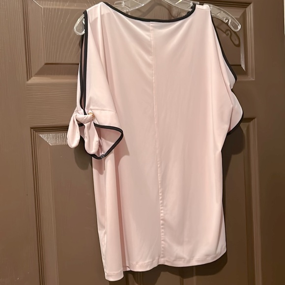 Ivanka Trump cold shoulder blouse light rose pink with black trim - Picture 3 of 5